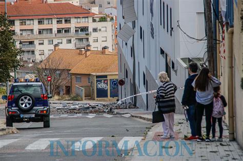 El Viento Arranca Parte Del Revestimiento Del Techo Del Colegio La