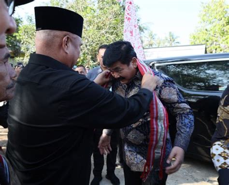 Disambut Bupati Menteri ATR BPN RI Serahkan Sertifikat Hak Atas Tanah