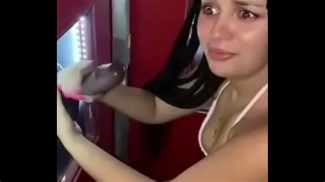 Garota Linda Chupando Até O Talo O Pau Do Negão Na Cabine Fechada Xnxx