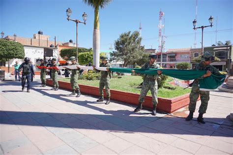 Ceremonia De Izamiento De La Bandera Monumental Contexto Nn