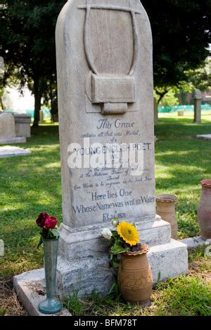 La Tumba De John Keats En El Cementerio Protestante De Roma Italia