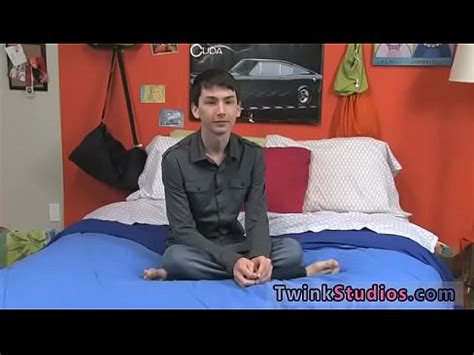 Tv película de sexo gay Colby London está sentado en el sofá dando una entrevista XVIDEOS