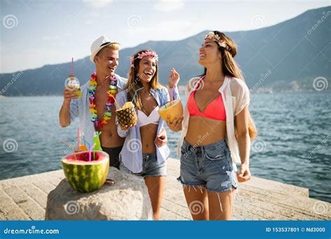 O Grupo De Amigos Aprecia Na Praia Em F Rias De Ver O Imagem De Stock