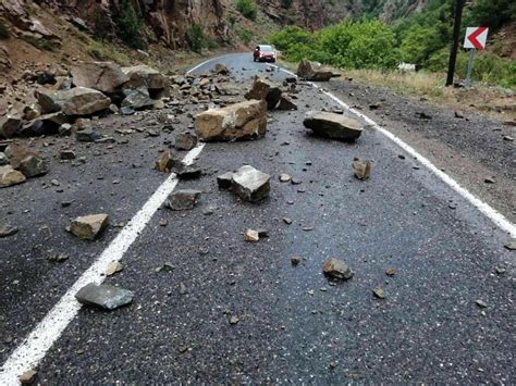 Artvin de yamaçtan düşen kaya parçaları nedeniyle kapanan karayolu