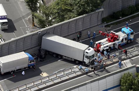 追突のトラック、下り車線ふさぐ 名神、1人けが 読んで見フォト 産経フォト