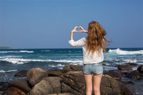 Retrato de jovem de biquíni branco na praia tropical olhando para a câmera linda garota latina