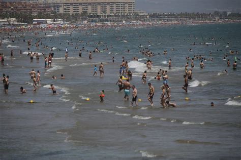 Las Altas Temperaturas Llenan Las Playas Valencianas Levante Emv