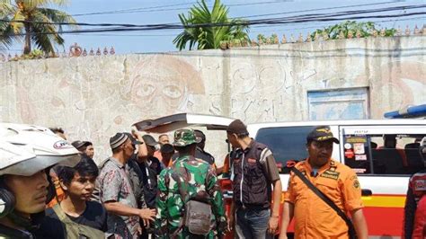 Bocah Tenggelam Di Kali Ciliwung Tim Sar Berhasil Evakuasi Korban