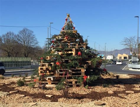 LAlbero di Natale di Umbertide sulla Ss 3 bis tra i 35 più brutti d