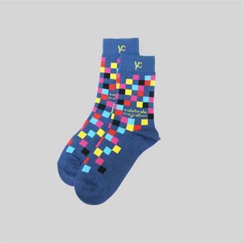 Wirhelfen Shop Celebrate Migration Socken Blau Aus Nachhaltigen