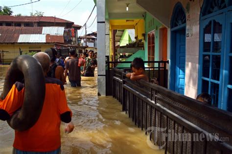 Banjir Landa Kota Medan Foto Tribunnews