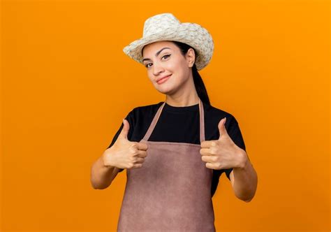 Jardinero De Mujer Hermosa Joven En Delantal Y Sombrero Mirando Al