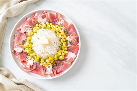 Carne De Porco Fresca Crua Fatiada Arroz E Milho Na Chapa E Pronta