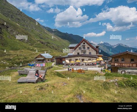 Das Bild zeigt Franz Senn Hütte in den Stubaier Alpen im