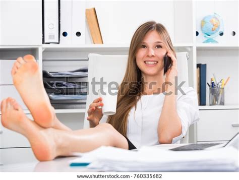 Female Office Worker Bare Feet On Foto De Stock 760335682 Shutterstock