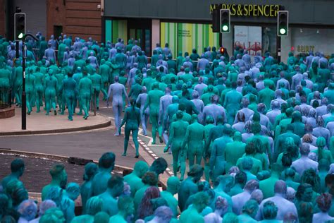 Miles de personas se desnudan para el fotógrafo Spencer Tunick en Hull