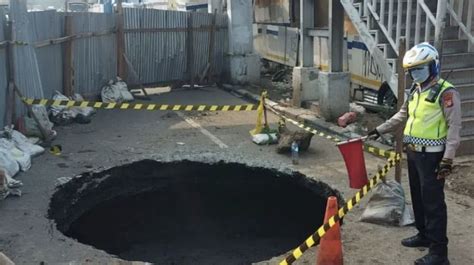 Aspal Ambles Lubang Berdiameter Meter Menganga Di Jalan Daan Mogot