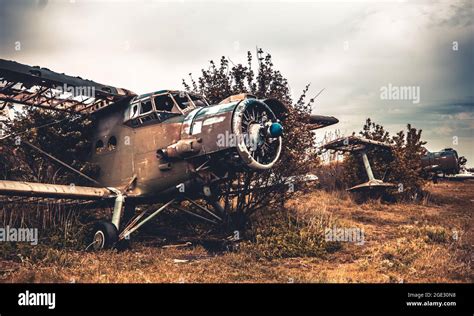 Abandoned airplane on the airfield Stock Photo - Alamy