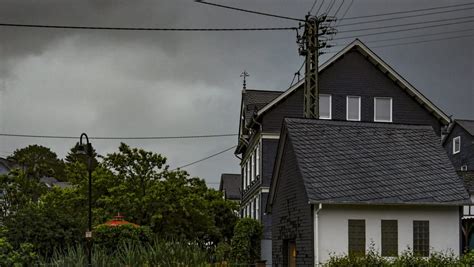 Wetter In NRW Dunkle Wolken Experte Warnt Vor Unwetter Mit Viel