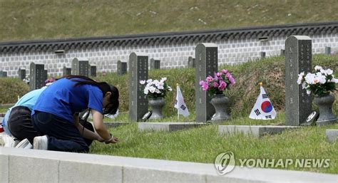 참배하는 학생들 국립5·18민주묘지 연합뉴스