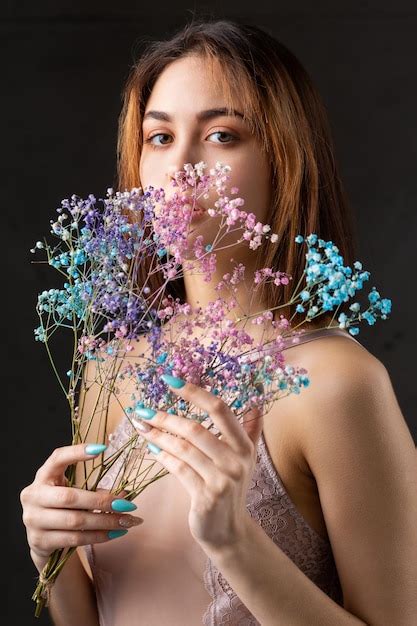 Une Belle Femme Sexy Dans Un élégant Body Nude Tient Des Fleurs Dans