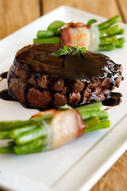 Rinderfilet mit rotwein schalotten sauce selleriepüree und bohnen im