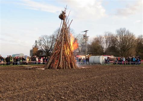 Wiesbadenaktuell Osterfeuer Auf Dem Scholzenhof