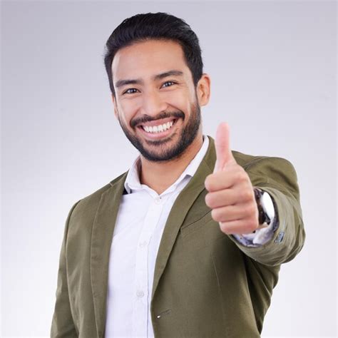 Polegares para cima sucesso e retrato do sorriso do homem de negócios