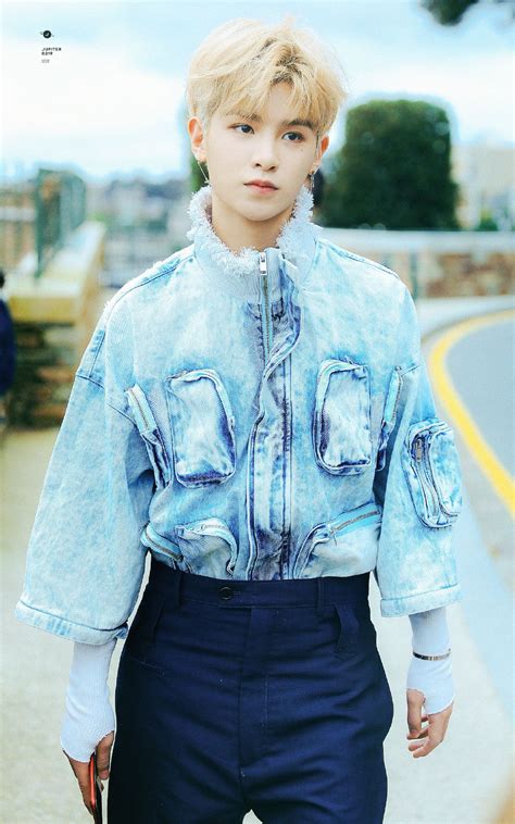 Justin Huang Minghao Fashion Women Bell Sleeve Top