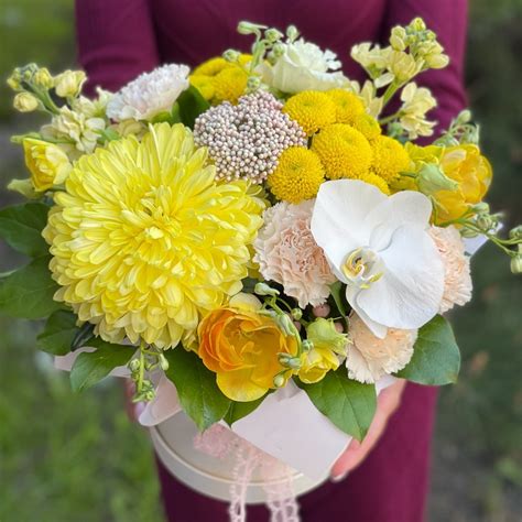 Квіти в коробці з доставкою в Києві - Квіткова майстерня Voki Flowers