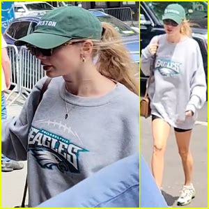 Taylor Swift Stops by Recording Studio Wearing Philadelphia Eagles Gear ...