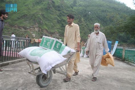 Le Centre De KSrelief Distribue 1 383 Paniers Alimentaires Au Pakistan