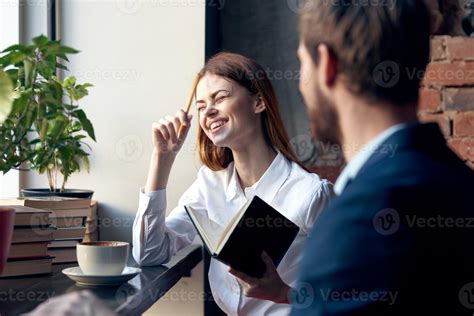 de bonne humeur collègues séance dans une café petit déjeuner la