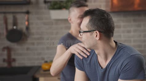 Retrato De Dos Hombres Gay Lindos Almacen De Video Vídeo de raro amor 214036393