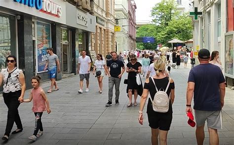 Sunce Izmamilo Sarajlije U Etnju Na Ulicama I Veliki Broj Turista