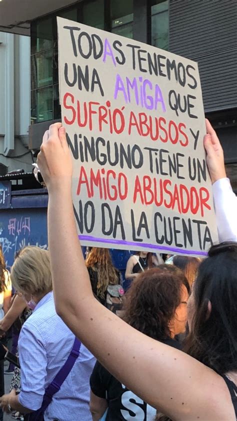 En La Marcha Del De Marzo Una Chica De Espaldas Sosteniendo Un Cartel