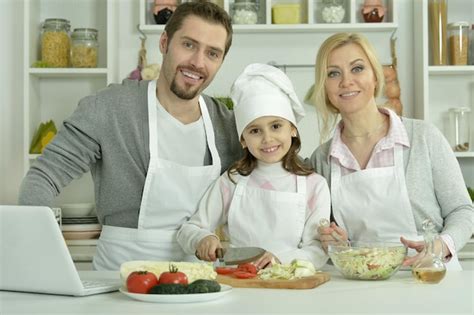 Retrato De Familia Feliz Cocinando En La Cocina Foto Premium