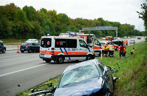 Unfall auf der A81 Autos überschlagen sich Sechs Verletzte und