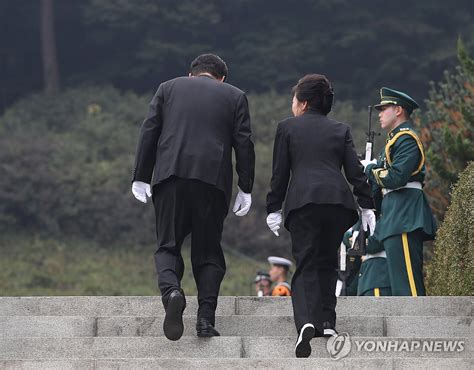 박정희 전 대통령 묘소 참배 나서는 윤석열 대통령과 박근혜 전 대통령 연합뉴스