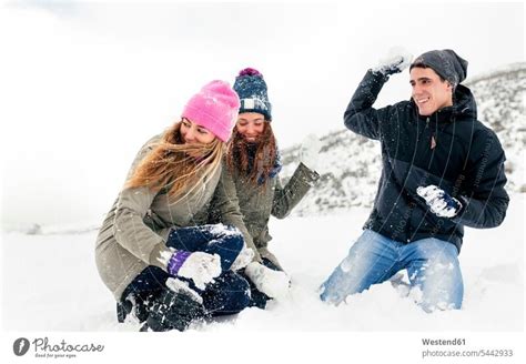 Freunde Bei Einer Schneeballschlacht Im Schnee Ein Lizenzfreies Stock