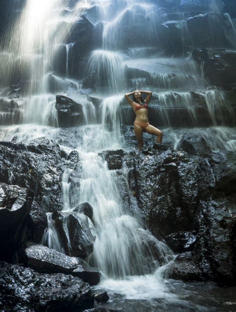 Naturlig Portr Tt Av Unga Vackra Och Glada Asiatiska Kinesiska Kvinnor I Bikini Som Njuter Av