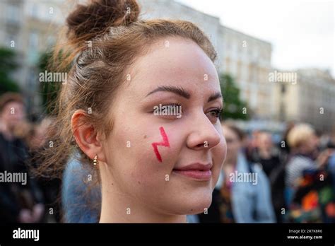 Polonia Giugno Un Manifestante Dipinse Un Simbolo Di