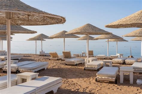 Plage De Sable De Luxe Avec Chaises De Plage Et Parasols En Paille