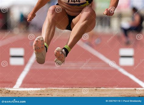 Atleta Femenina Haciendo Un Salto Largo Foto De Archivo Imagen De