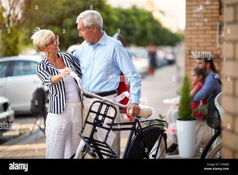 Buying Cycle Hi Res Stock Photography And Images Alamy