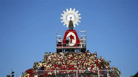 La Virgen Del Pilar Luce Las Primeras Flores En Una Ofrenda Llena De