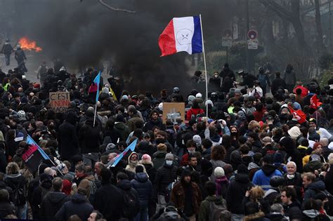 Multitudinarias Manifestaciones En Francia Contra El Auge De La