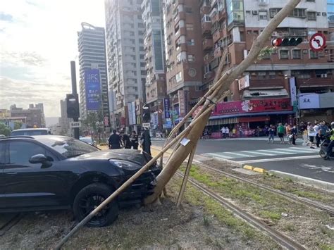 酒駕闖輕軌猛撞路樹！高雄保時捷男「棄車落跑」 下場慘了 社會 Nownews今日新聞