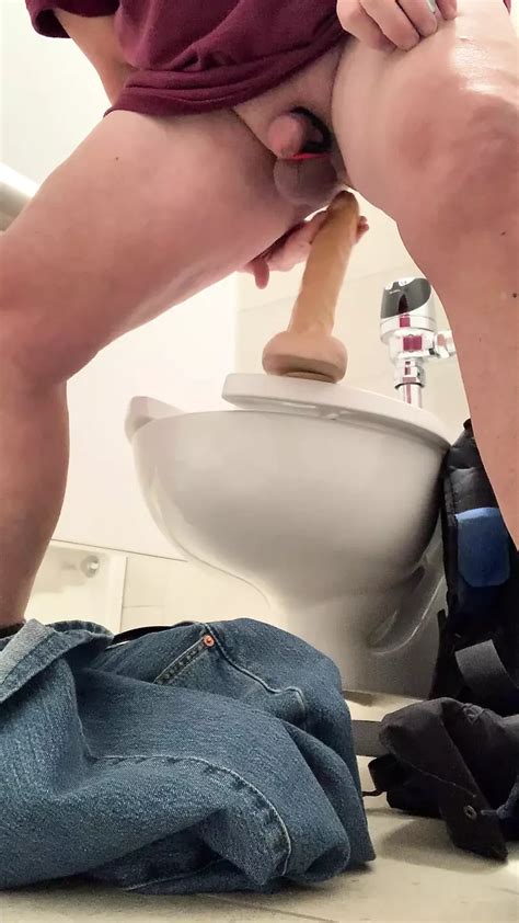 Wstań nago i pieprzyć mojego dildo w publicznej toalecie xHamster