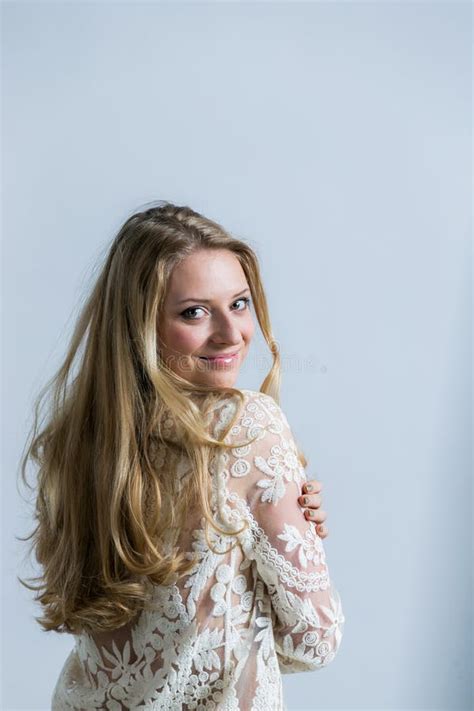 Belle Fille Blonde Russe Sur Un Fond Blanc Dans Un Chemisier Translucide Blanc Image Stock